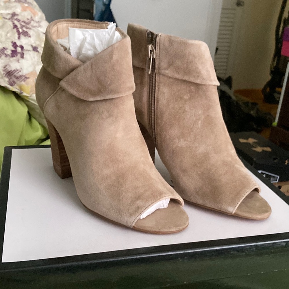 Taupe Heels. Nine West. Size 6